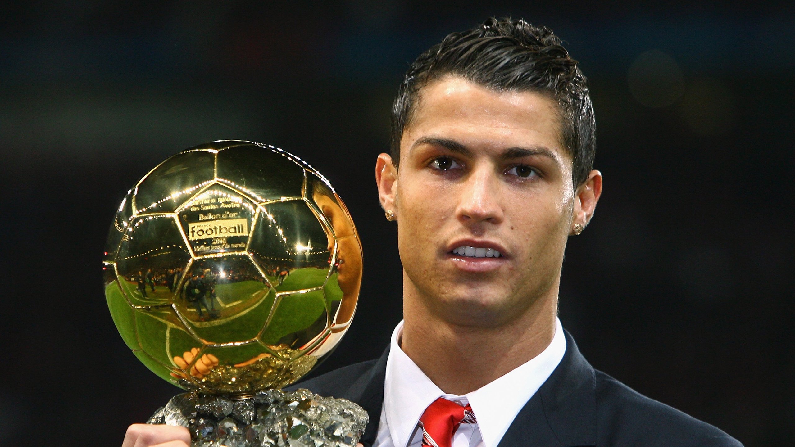 ky体育竞猜-欧冠“星光熠熠”：年度最佳球员是谁？，欧冠最佳阵容颁奖